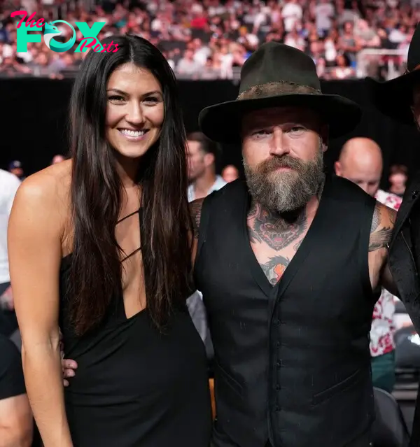 Zac Brown and Kelly Yazdi at a UFC fight in 2022.