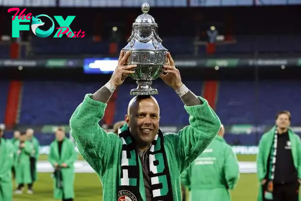 El entrenador del Feyenoord, Arne Slot, celebra con el KNVB Beker tras ganar el partido final de la Copa KNVB contra el NEC Nijmegen en el Feyenoord Stadium de Kuip en Rotterdam, Países Bajos, el 21 de abril de 2024