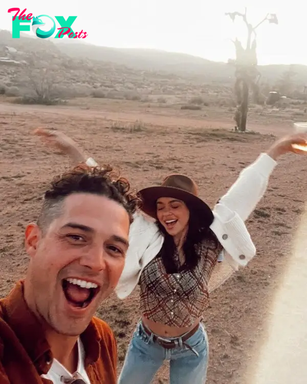 A selfie of Sarah Hyland and Wells Adams.