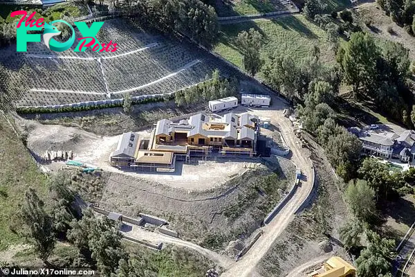 Kylie Jenner's мega мansion in Hidden Hills continues to take shape as sprawling property on $15мillion plot of land Ƅoasts new roof aмid ongoing construction | Daily Mail Online