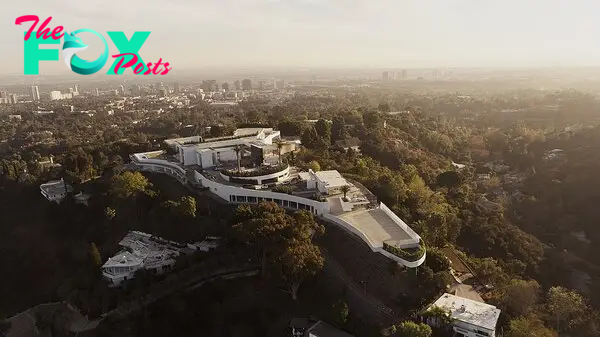 An aerial photograph shows an image of The One sitting atop a hill in the affluent neighƄorhood of Bel Air in Los Angeles, California