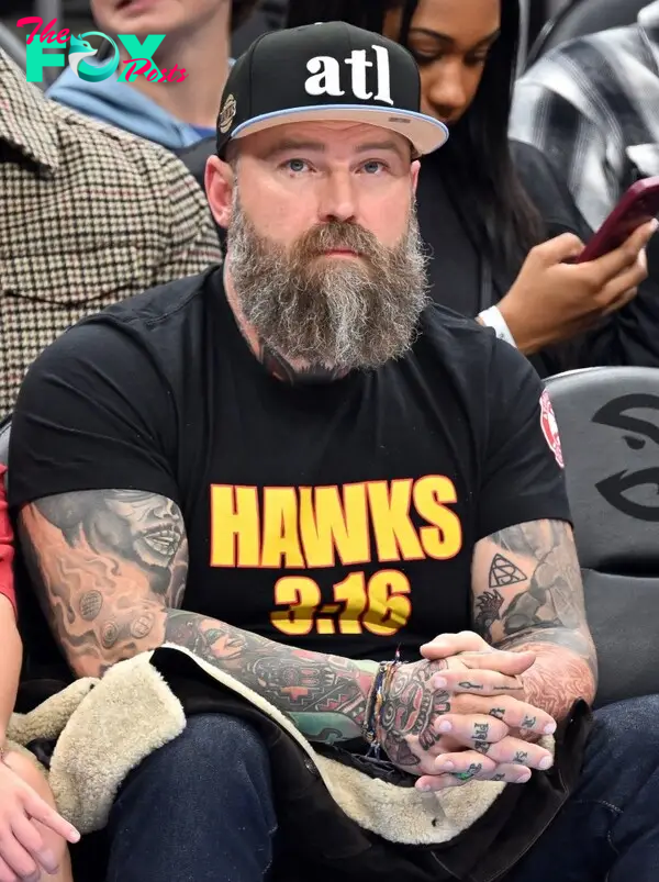  Zac Brown at an NBA game.