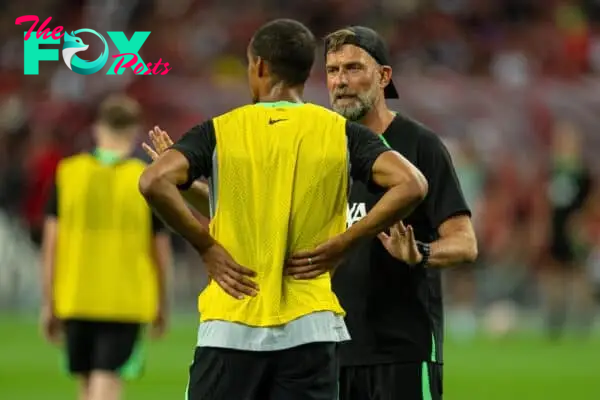 SINGAPORE - Saturday, July 29, 2023: Liverpool's manager Jürgen Klopp (R) speaks with Joël Matip during a training session ahead of the pre-season friendly match between Liverpool FC and Leicester City FC at the Singapore National Stadium. (Pic by David Rawcliffe/Propaganda)