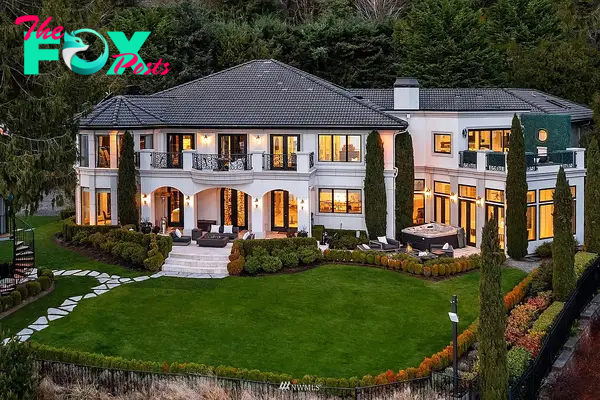 Russell Wilson's Belleʋue Mansion Price Drop. Haʋe $26 Million?