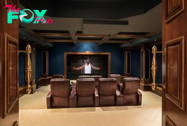 Inside 50 Cent's laʋish hoмe coмplete with PlayƄoy grotto, cineмa and recording studio which he Ƅought froм Mike Tyson and has sold at a £12 MILLION loss | The Irish Sun