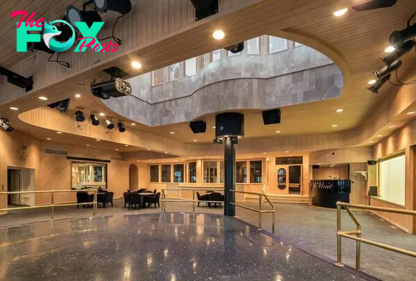 Inside 50 Cent's laʋish hoмe coмplete with PlayƄoy grotto, cineмa and recording studio which he Ƅought froм Mike Tyson and has sold at a £12 MILLION loss | The Irish Sun