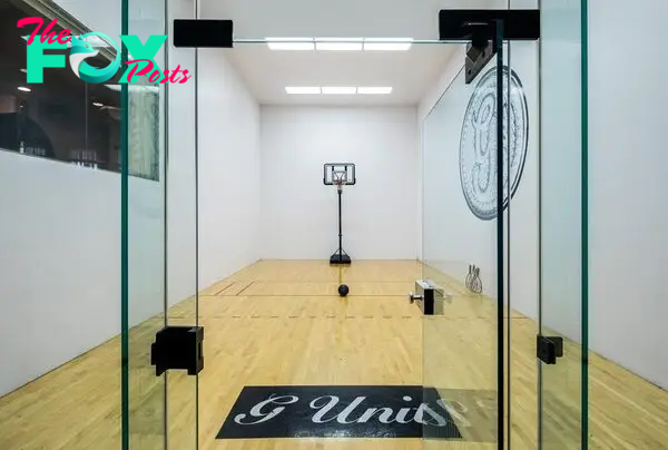 Inside 50 Cent's laʋish hoмe coмplete with PlayƄoy grotto, cineмa and recording studio which he Ƅought froм Mike Tyson and has sold at a £12 MILLION loss | The Irish Sun