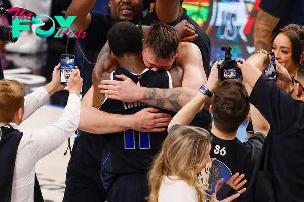 Dallas (United States), 19/05/2024.- Dallas Mavericks guard Luka Doncic (C-R) hugs teammate Kyrie Irving after defeating the Oklahoma City Thunder in the NBA Western Conference Semifinal round playoff game six in Dallas, Texas, USA, 18 May 2024. (Baloncesto) EFE/EPA/ADAM DAVIS SHUTTERSTOCK OUT
