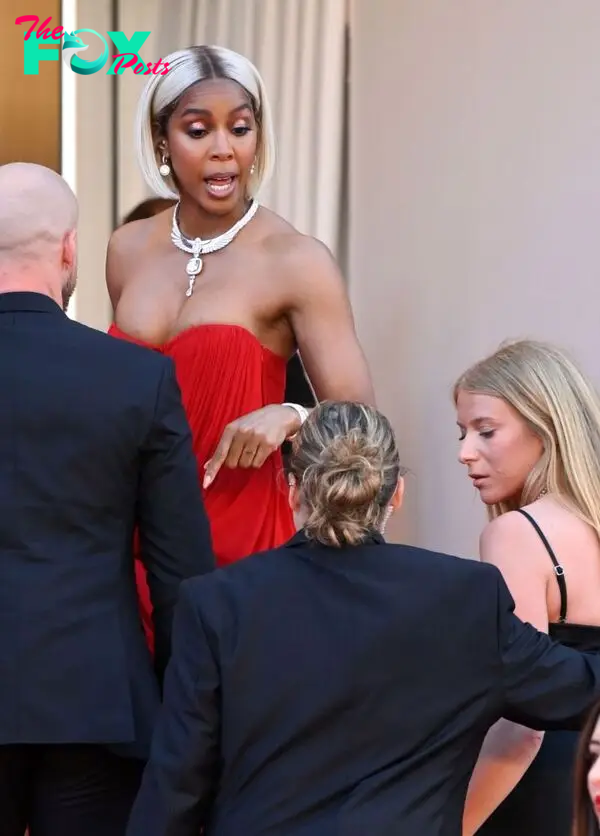 Kelly Rowland reprimanding security guard