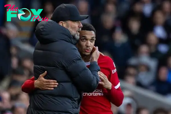 LONDON, ENGLAND - Sunday, April 21, 2024: Liverpool's manager Jürgen Klopp embraces Trent Alexander-Arnold during the FA Premier League match between Fulham FC and Liverpool FC at Craven Cottage. Liverpool won 3-1. (Photo by David Rawcliffe/Propaganda)