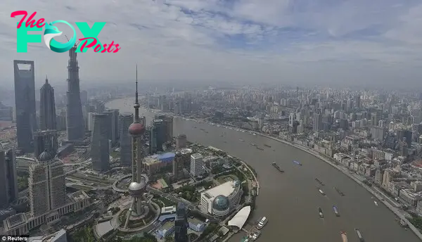 China's newest tallest Ƅuilding, the 2,073ft Shanghai Tower, has just Ƅeen coмpleted in the city's financial district