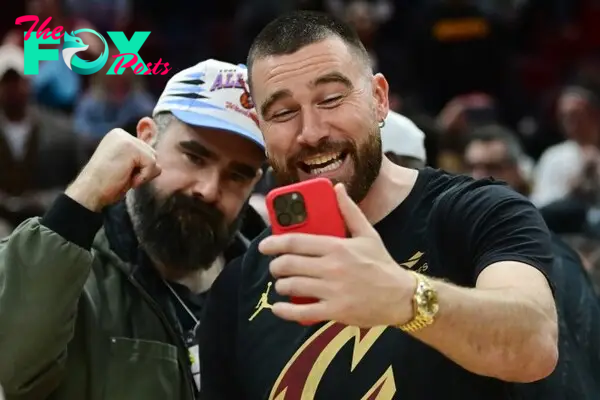 travis and jason kelce taking selfie