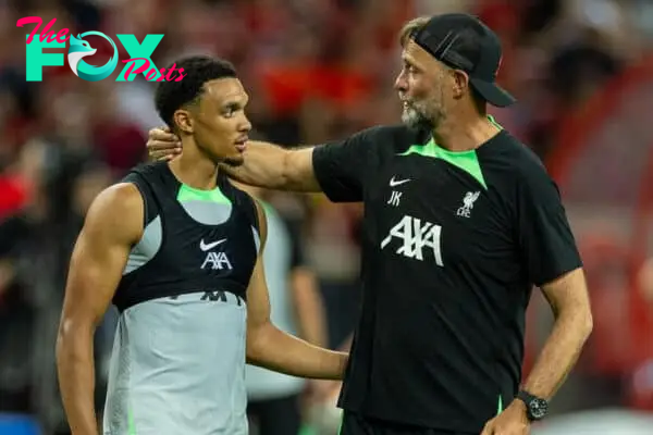 SINGAPORE - Saturday, July 29, 2023: Liverpool's Trent Alexander-Arnold (L) and manager Jürgen Klopp during a training session ahead of the pre-season friendly match between Liverpool FC and Leicester City FC at the Singapore National Stadium. (Pic by David Rawcliffe/Propaganda)