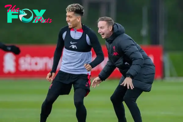 LIVERPOOL, ENGLAND - Tuesday, October 11, 2022: Liverpool's Roberto Firmino (L) and assistant manager Pepijn Lijnders during a training session at the AXA Training Centre ahead of the UEFA Champions League Group A matchday 4 game between Glasgow Rangers FC and Liverpool FC. (Pic by Jessica Hornby/Propaganda)