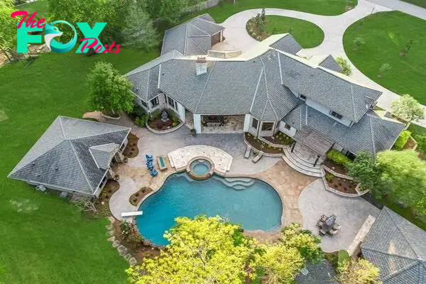 Luxurious custom estate set on expansive 3 acres in katy texas asking 2. 85 million 5
