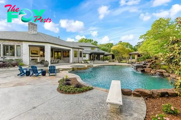 Luxurious custom estate set on expansive 3 acres in katy texas asking 2. 85 million 18