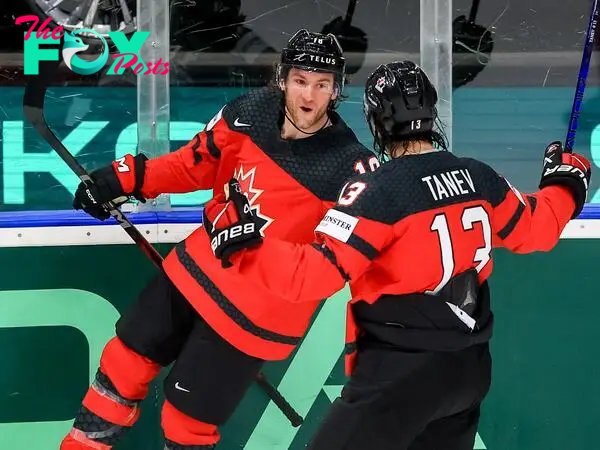 Prague (Czech Republic), 21/05/2024.- Dawson Mercer of Canada (L) celebrates with teammates after scoring during the preliminary round group match between Canada vs Czech Republic at the IIHF Ice Hockey World Championship 2024 at Prague Arena, in Prague, Czech Republic, 21 May 2024. (República Checa, Praga) EFE/EPA/MARTIN DIVISEK
