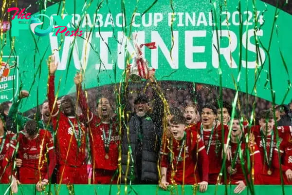 LONDON, ENGLAND - Sunday, February 25, 2024: Liverpool's manager Jürgen Klopp celebrates with the trophy after the Football League Cup Final match between Chelsea FC and Liverpool FC at Wembley Stadium. Liverpool won 1-0 after extra-time. (Photo by David Rawcliffe/Propaganda)