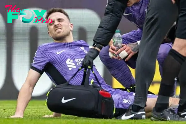 LONDON, ENGLAND - Saturday, February 17, 2024: Liverpool's Diogo Jota is treated for an injury during the FA Premier League match between Brentford FC and Liverpool FC at the Brentford Community Stadium. (Photo by David Rawcliffe/Propaganda)