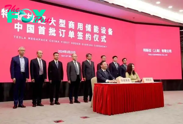 This photo taken on May 23, 2024 shows the signing ceremony of the first batch of orders for Tesla's Megapacks in China in east China's Shanghai. PHOTO: XINHUA