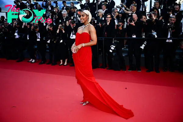 Kelly Rowland posing on a red carpet