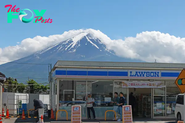 Lawson store in front of the Mt Fuji.