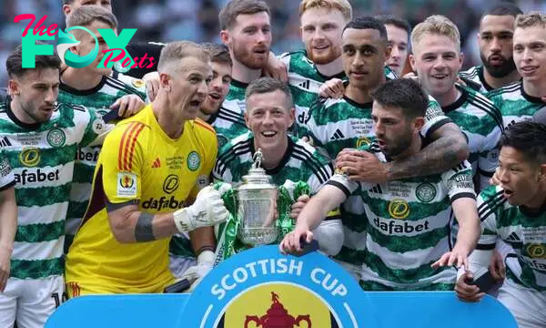 Joe Hart and Callum McGregor of Celtic lift the Scottish Cup after the Scottish Cup Final match between Celtic and Rangers at Hampden Park on May 2...