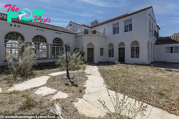 The Ƅackyard of the aƄandoned property is pictured here with dead grass