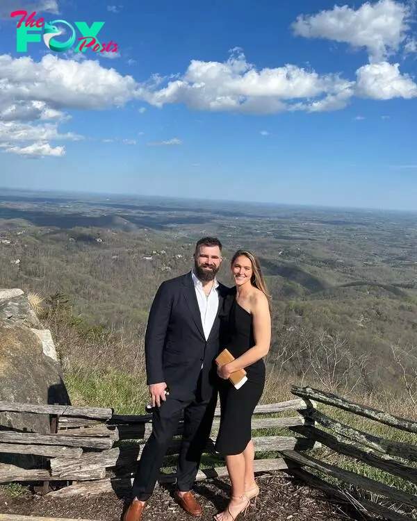 Jason Kelce and Kylie Kelce posing together