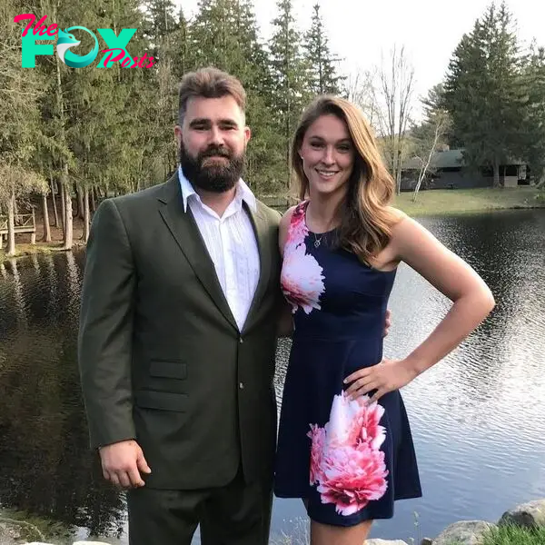 Jason Kelce and Kylie Kelce posing together