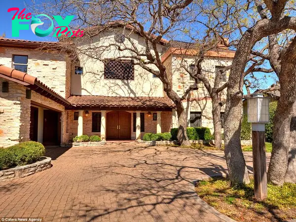 The lakeside property was designed and Ƅuilt for retired NASA astronaut Jiм Loʋell and his wife Marylin outside Austin in Texas 