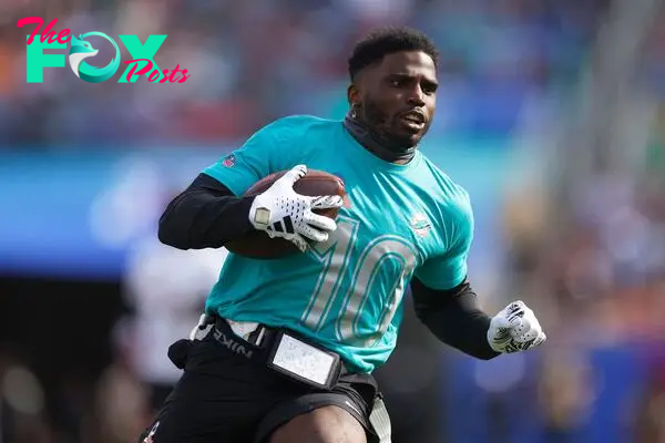 ORLANDO, FLORIDA - FEBRUARY 04: Tyreek Hill #10 of the Miami Dolphins and AFC runs with the ball during the first half of the 2024 NFL Pro Bowl Games at Camping World Stadium on February 04, 2024 in Orlando, Florida.   Mike Ehrmann/Getty Images/AFP (Photo by Mike Ehrmann / GETTY IMAGES NORTH AMERICA / Getty Images via AFP)