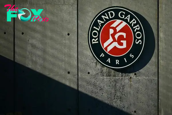 This photograph shows the logo of the Roland-Garros tournement during a men's singles match on day one of the Roland-Garros Open tennis tournament at the Court Suzanne-Lenglen in Paris on May 28, 2023. (Photo by Emmanuel DUNAND / AFP)