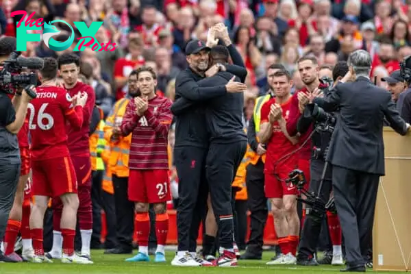 LIVERPOOL, ENGLAND - Sunday, May 22, 2022: Liverpool's manager Jürgen Klopp embraces Divock Origi after the FA Premier League match between Liverpool FC and Wolverhampton Wanderers FC at Anfield. (Pic by David Rawcliffe/Propaganda)