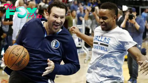 LWS620. DALLAS (TX, EE.UU.), 11/04/2017.- El mariscal de Vaqueros de Dallas Tony Romo (d) calienta con el basquetbolista Yogi Ferrell (d) hoy, martes 11 de abril de 2017, antes de un partido entre Nuggets y Mavericks por la NBA, en el American Airlines Center de Dallas, Texas (EE.UU.). EFE/Larry W. Smith