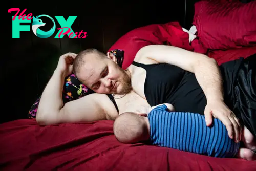 Transgender father breastfeeds his child with his own milk - 2