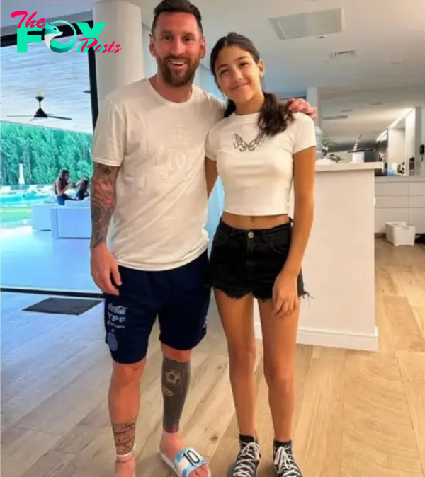 Receiving a pair of very nice sandals from a fan, Messi texted and asked for a few more pairs for the whole family. He was shocked to learn the price of a pair - Photo 1.