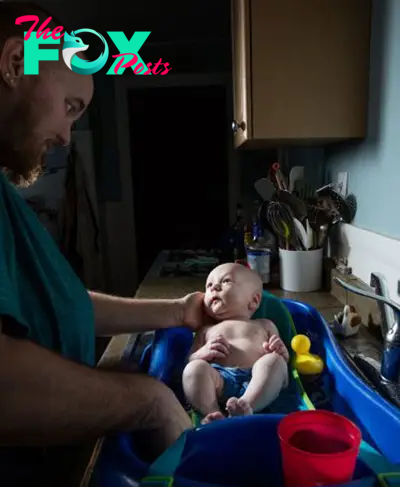 Transgender father breastfeeds his child with his own milk - 3