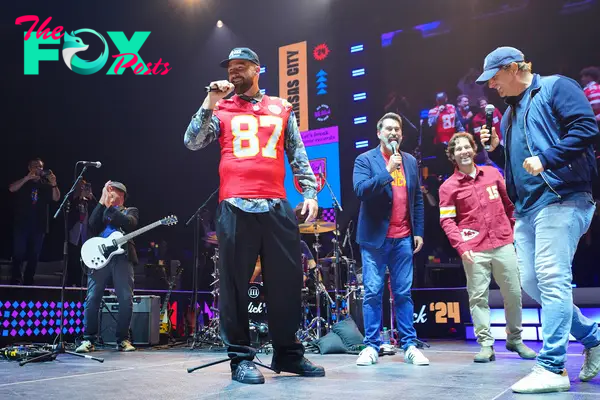 Travis Kelce on stage with Rob Riggle, Paul Rudd, and Peter Schrager