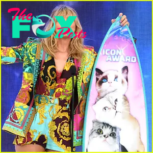 Taylor Swift Receives a Surfboard With Her Cats On it at Teen Choice 2019!  | 2019 Teen Choice Awards, Alex Morgan, Taylor Swift, Teen Choice Awards |  Just Jared Jr.