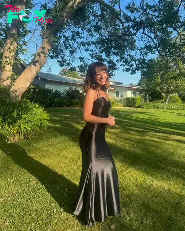 Modern Family actress Aubrey Anderson-Emmons attends prom in a corset gown