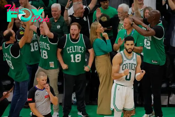 Boston (United States), 21/05/2024.- Boston Celtics forward Jayson Tatum (R) gestures as fans celebrate the end of regulation time during the second half of the Boston Celtics overtime win in the NBA Eastern Conference Finals game one against the Indiana Pacers, in Boston, Massachusetts, USA, 21 May 2024. (Baloncesto) EFE/EPA/CJ GUNTHER SHUTTERSTOCK OUT
