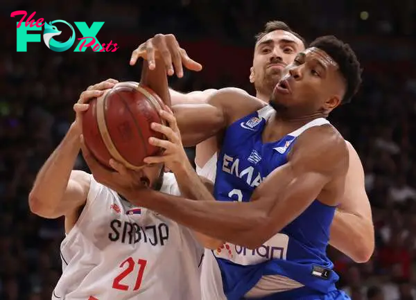 Belgrade (Serbia), 25/08/2022.- Greece's Giannis Antetokounmpo (R) in action against Serbia's Marko Jagodic-Kuridza (L) and Nikola Milutinov (C) during the FIBA Basketball World Cup 2023 qualifiers match between Serbia and Greece in Belgrade, Serbia, 25 August 2022. (Baloncesto, Grecia, Belgrado) EFE/EPA/ANDREJ CUKIC
