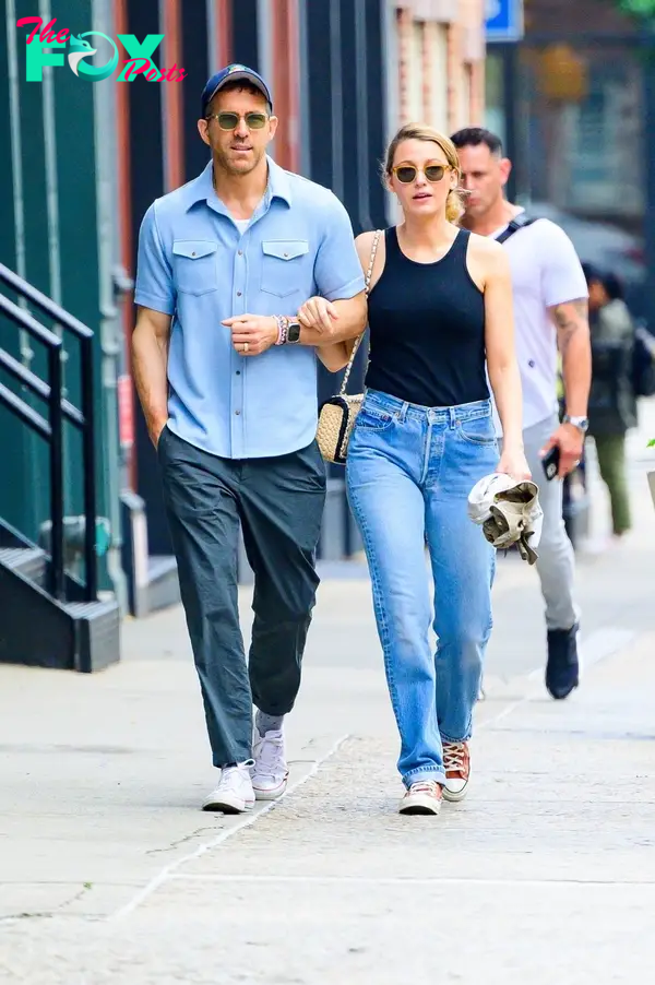 Ryan Reynolds and Blake Lively walking