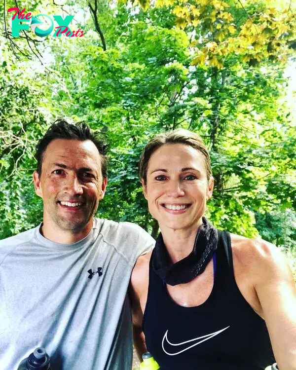 Amy Robach and Andrew Shue posing together