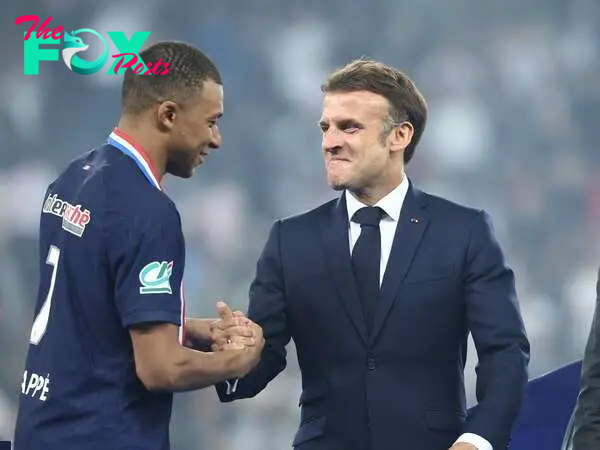 Kylian Mbappé, consigue la Copa de Francia con el PSG tras ganar al Olympique de Lyon. En la imagen con el presidente de Francia, Emmanuel Macron.