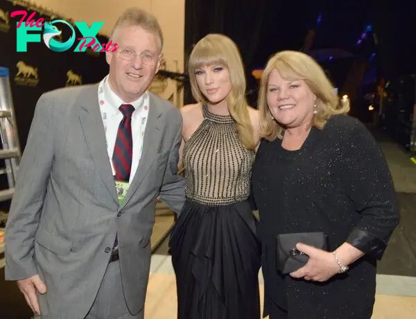 Taylor Swift with her parents.