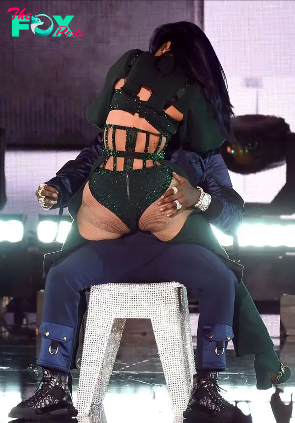 Cardi B Gave Offset A Spicy Lap Dance At The BET Awards—Hot Damn. –  StyleCaster