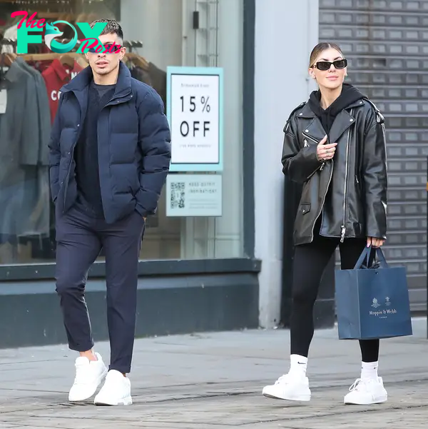 Lisandro Martinez của Man Utd và bạn gái bị bắt gặp đi mua sắm hôm nay