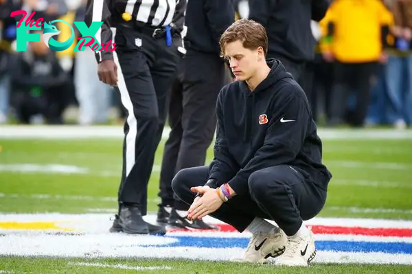 PITTSBURGH, PENNSYLVANIA - DECEMBER 23: Joe Burrow #9 of the Cincinnati Bengals is seen on the field prior to a game against the Pittsburgh Steelers at Acrisure Stadium on December 23, 2023 in Pittsburgh, Pennsylvania.   Justin K. Aller/Getty Images/AFP (Photo by Justin K. Aller / GETTY IMAGES NORTH AMERICA / Getty Images via AFP)